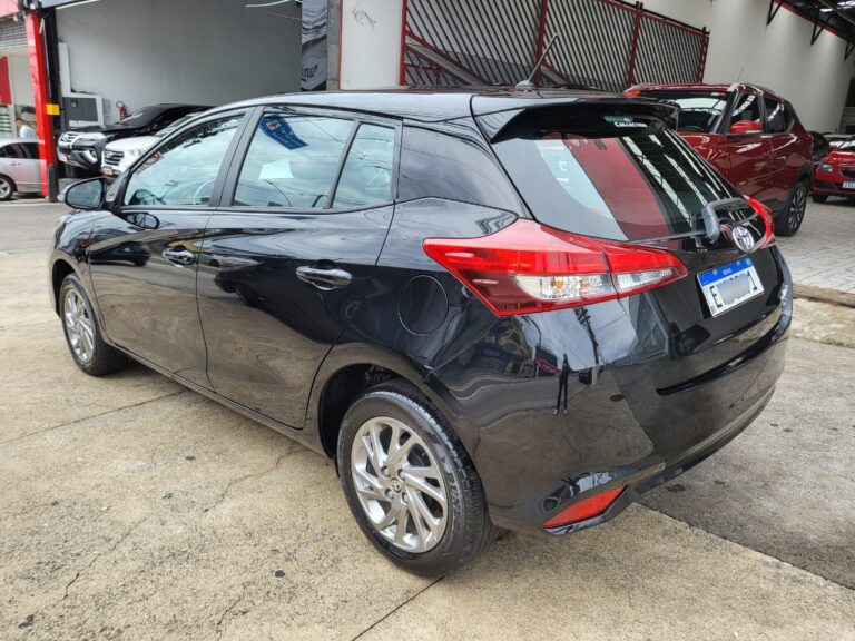 yaris preto 4