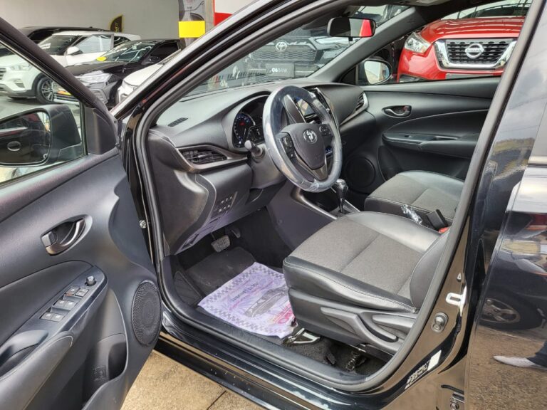 yaris preto 5