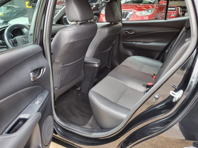yaris preto 6