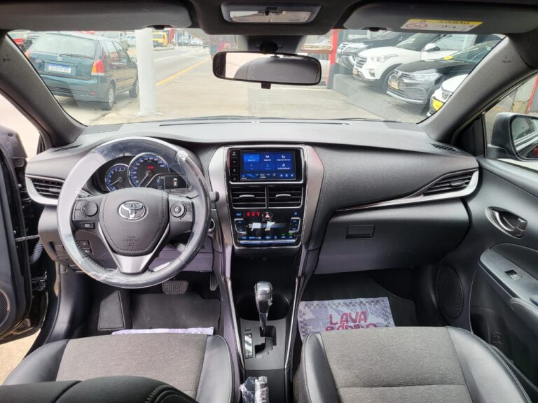 yaris preto 7