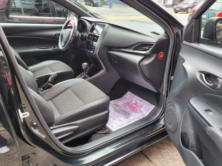 yaris preto 9