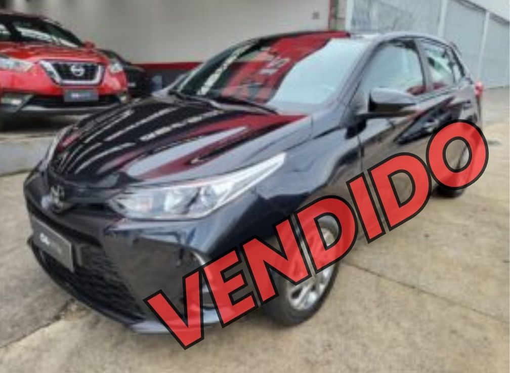 yaris preto vendido