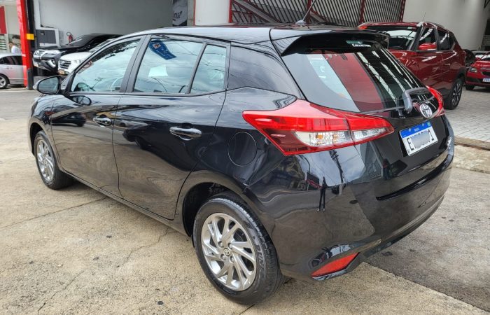 yaris preto 4