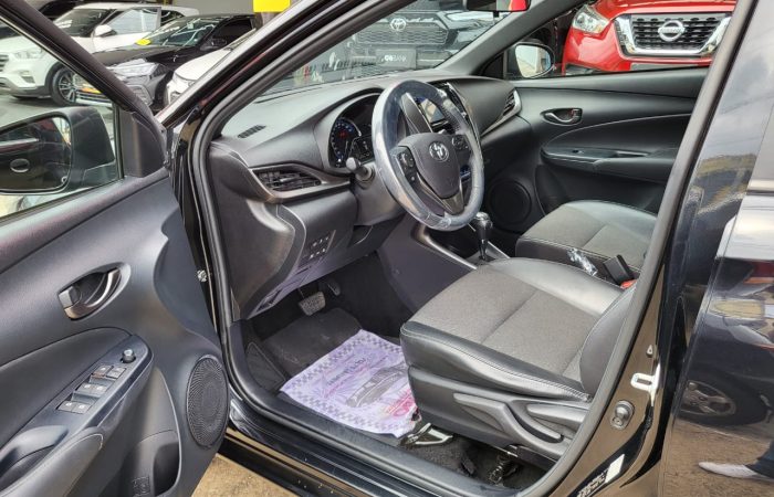 yaris preto 5