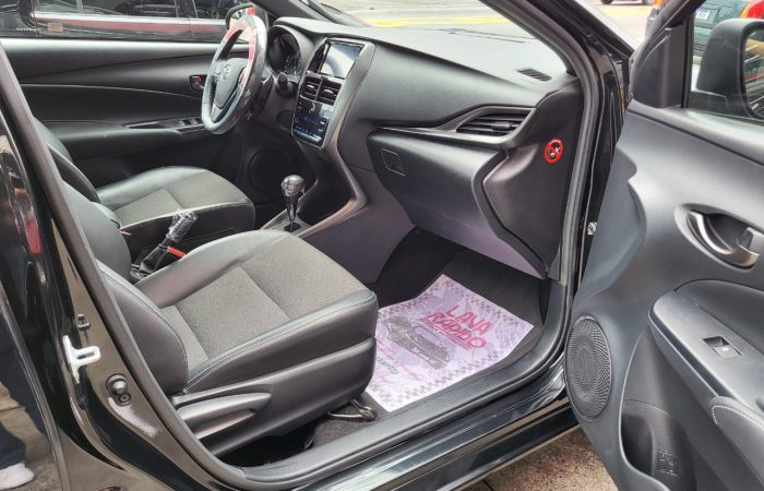 yaris preto 9